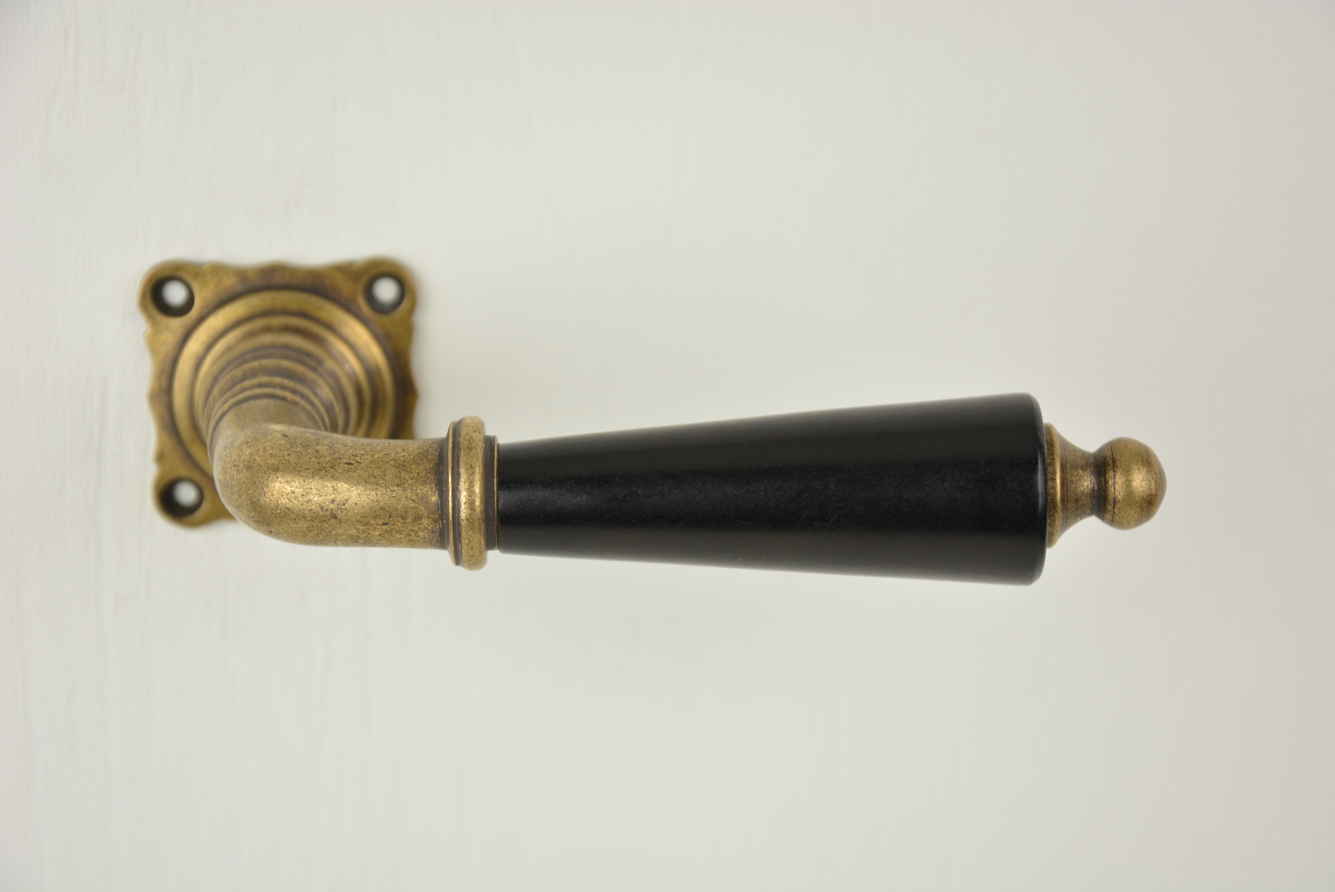 Annoteren Poort Luxe deurkruk 803 / 703 brons antiek - hout - Janko's Meubel en Deurbeslag